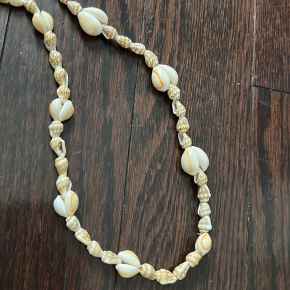 Long shell necklaces - Picture 3 of 4